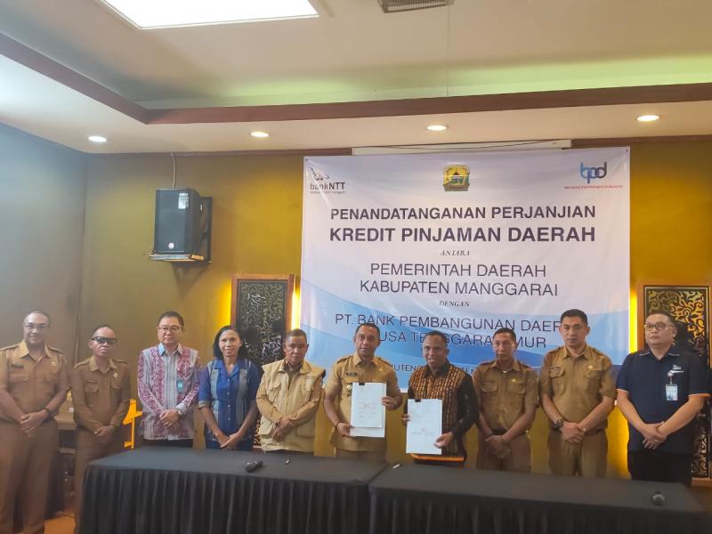 Penandatanganan perjanjian kredit pinjaman daerah Pemkab Manggarai dan Bank NTT. 