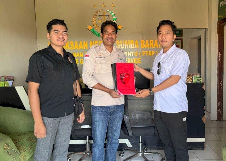  Penyidik Satreskrim Polres Sumba Barat saat menyerahkan berkas perkara ke Kejaksaan Negeri Waikabubak-Sumba Barat 