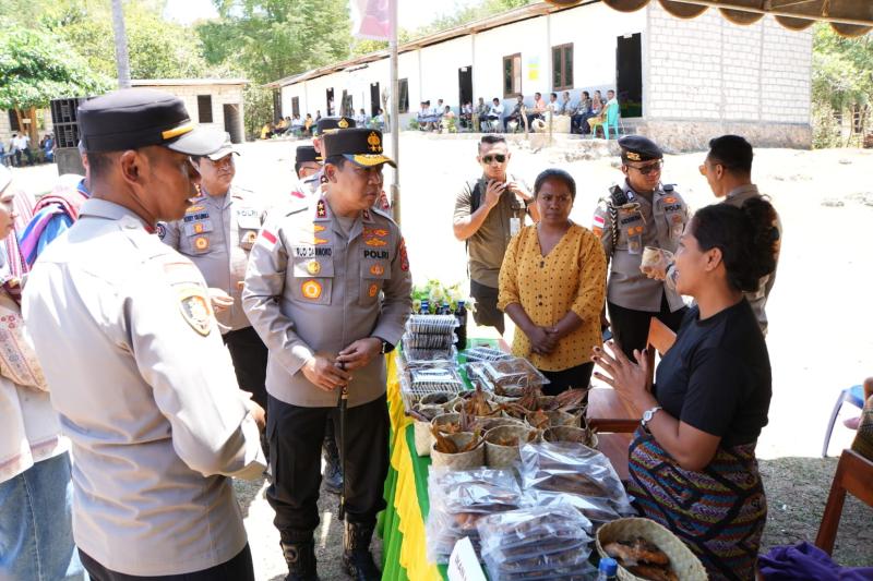 Kapolda NTT Irjen Pol Rudi Darmoko saat berdialog dengan pelaku UMKM di Kualin dan membeli aneka produk mereka 