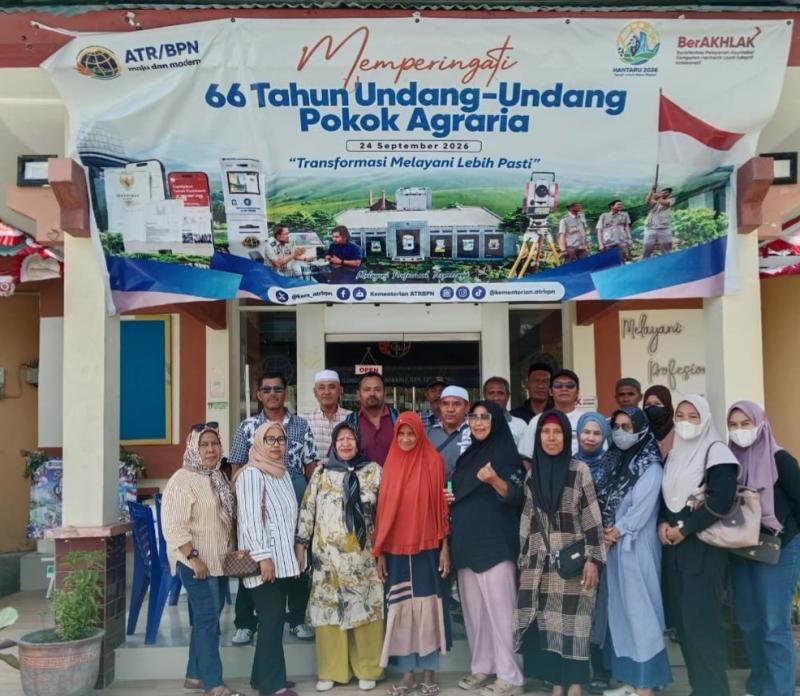 Puluhan ahli waris mendatangi Kantor Pertanahan Manggarai Barat untuk mendesak BPN menyelesaikan sengketa tanah.   