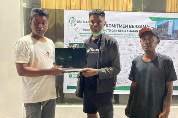Sopir taksi (kaos putih) saat mengembalikan laptop kepada pemiliknya disaksikan Aipda Aldhy Dimu   
