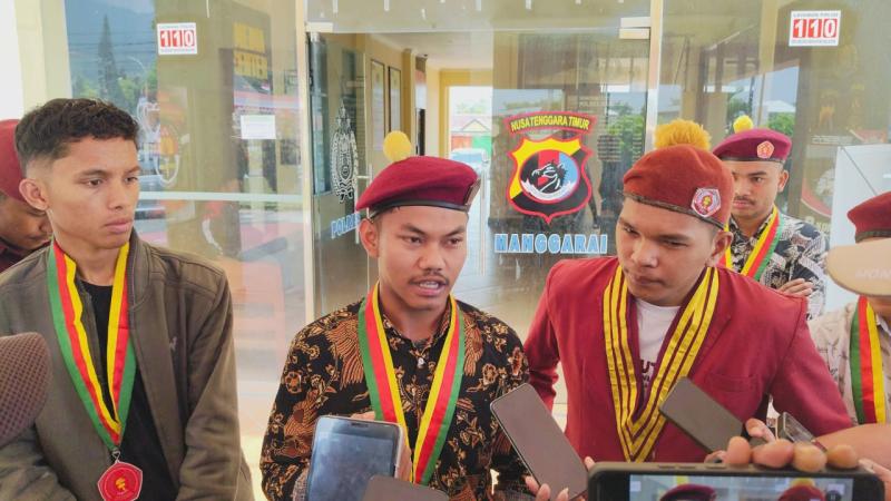 Pengurus PMKRI Cabang Ruteng memberikan keterangan kepada awak media usai beraudiensi dengan Kapolres Manggarai untuk mengungkap kasus kematian Restina Tija pada Selasa, 29 September 2026. 