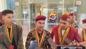 Pengurus PMKRI Cabang Ruteng memberikan keterangan kepada awak media usai beraudiensi dengan Kapolres Manggarai untuk mengungkap kasus kematian Restina Tija pada Selasa, 29 September 2026.