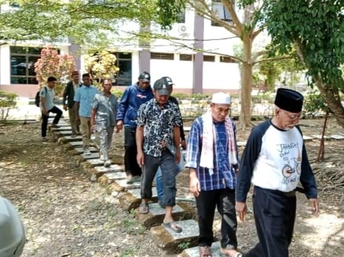 Belasan ahli waris tanah di Pulau Sebayur Kecil mendatangi Kantor Pengadilan Negeri (PN) Labuan Bajo untuk memperjuangkan hak atas tanah warisan leluhur mereka.   