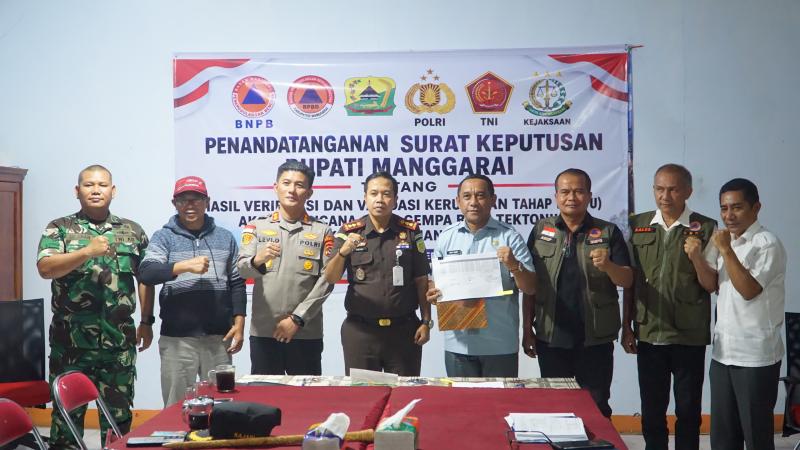 Penandatanganan SK hasil verifikasi kerusakan rumah akibat gempa Manggarai. 