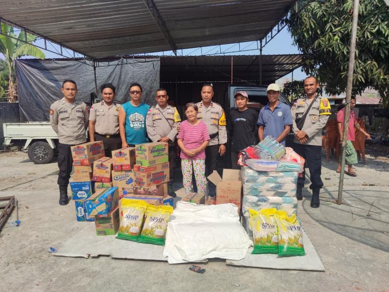 Polsek Lembor menyerahkan bantuan logistik kepada Helina Mija (80), korban kebakaran di Poco Rutang. 