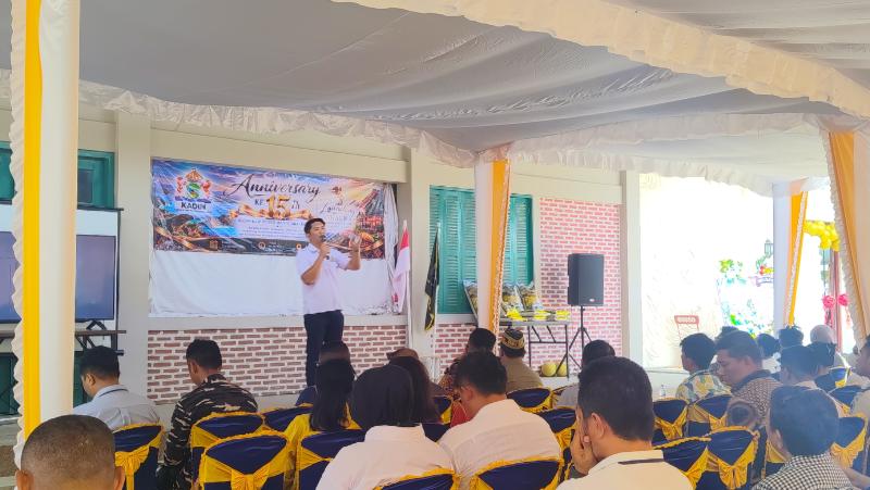 Ketua KADIN Manggarai Barat menyampaikan sambutan dalam perayaan HUT ke-15 KADIN Mabar. 