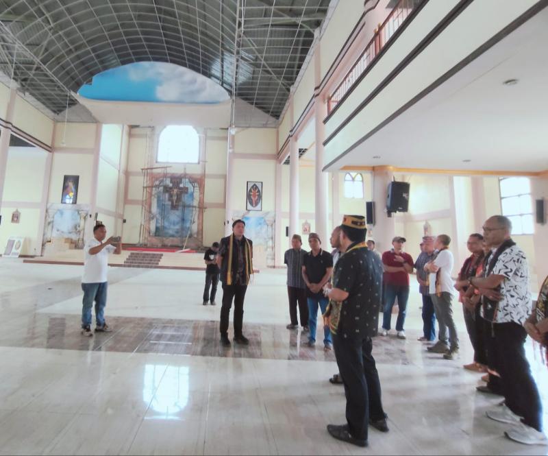 Wakil Ketua Komisi XIII DPR RI, Andreas Hugo Pareira, meninjau langsung kerusakan Gereja Paroki Santu Fransiskus Assisi Karot pada Jumat (23/10/2026). 