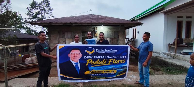 DPW NasDem NTT menyalurkan bantuan terpal kepada warga terdampak gempa di Manggarai Barat. 